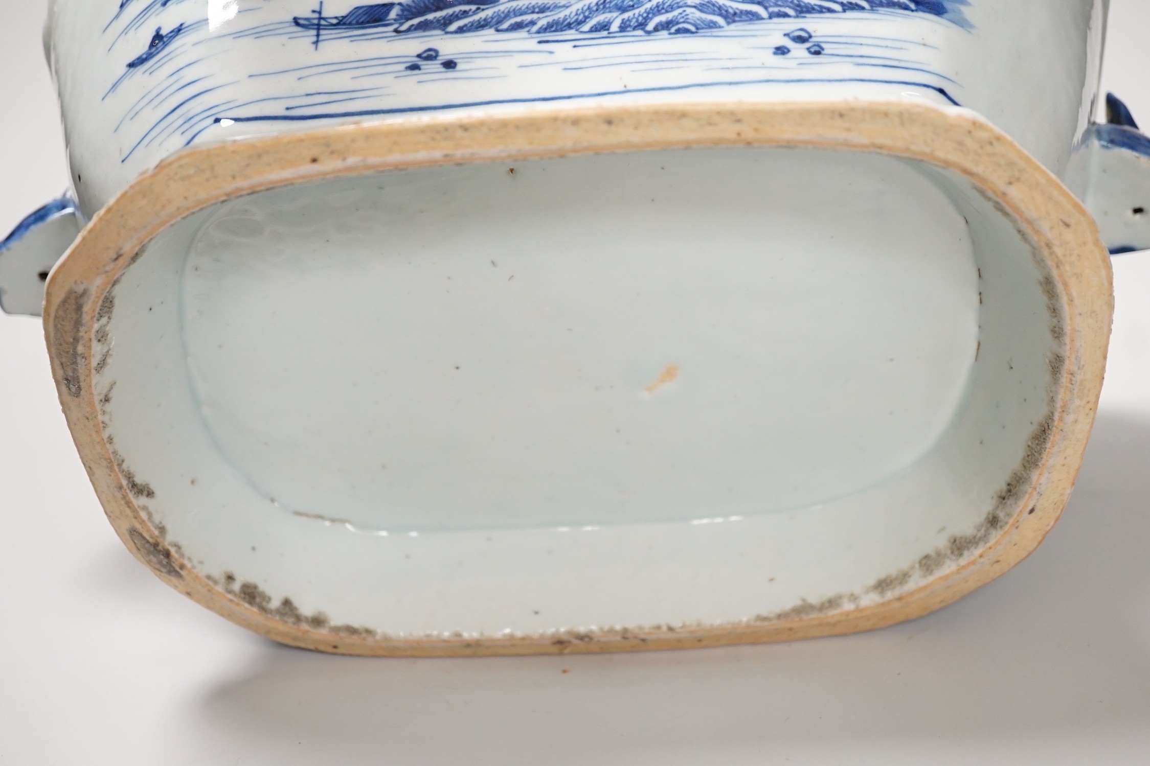 An 18th century Chinese export blue and white porcelain tureen and cover, 24cm high, 30cm wide.